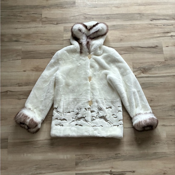 Elegant White Faux Fur Coat with Reindeer Design - Picture 5 of 12